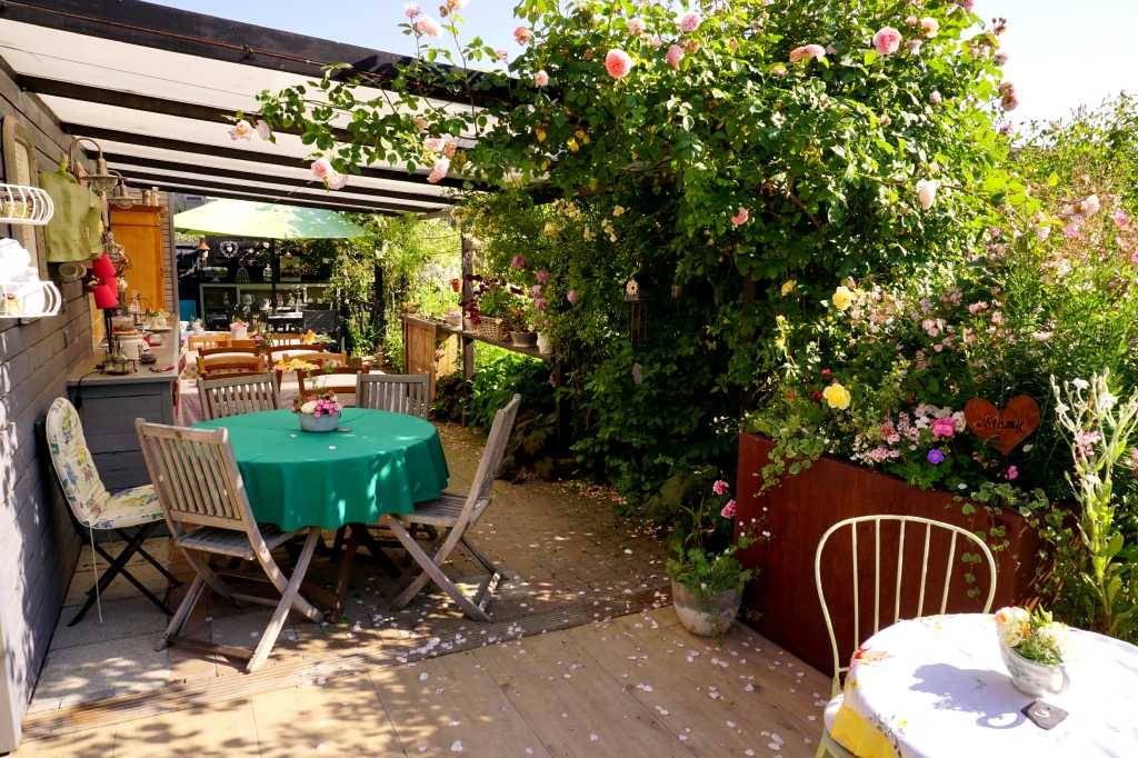 Arrètez-vous sur la terrasse pour déguster une boisson ou une douceur